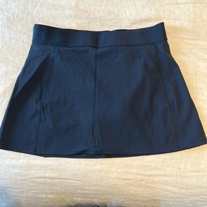 Aritzia TnAction Navy athletic skort size medium